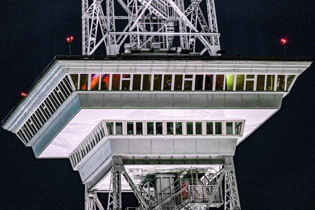 Berliner Funkturm *** NUR FÜR REDAKTIONELLE ZWECKE *** EDITORIAL USE ONLY ***<p>Der insgesamt 147 Meter hohe Funkturm ist Wahrzeichen und Ausflugsziel für Berliner und Touristen aus aller Welt. Jedes Jahr genießen zehntausende Besucher den Panoramablick von der Aussichtsplattform und die kulinarischen Köstlichkeiten im Funkturm-Restaurant. Nach einer Renovierung sind Plattform und Restaurant wieder geöffnet. Mehr als neun Tonnen Farbe furden für den silbernen Anstrich benötigt. Seit der Einweihung des Funkturms am 3. September 1926 blickten mehr als 17 Millionen Menschen vom Langen Lulatsch auf das Berliner Messegelände, die nahegelegenen Wälder und Seen sowie das Häusermeer der Metropole hinab. Denkmalstatus erlangte der Funktur Copyright: MaurizioxGambarini doc7syb2xt4eifjph2ho2b ,EDITORIAL USE ONLY