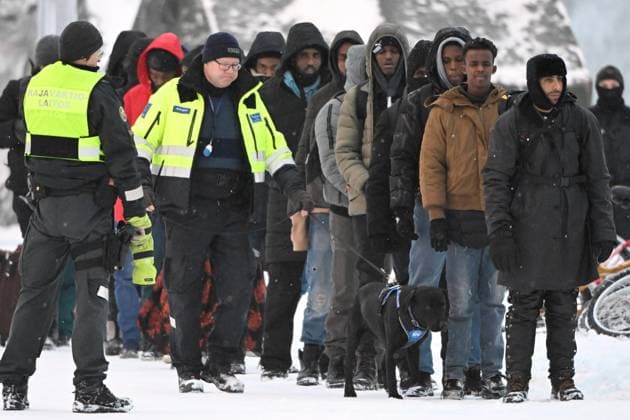 Bilder des Jahres 2023, News 11 November News Themen der Woche KW47 News Bilder des Tages Finnish Border Guard and Customs officer with his dog escort a group of migrants at the international border crossing at Salla, Finnish Lapland, on November 23, 2023. The group was Thursday s second group of around twenty migrants. Finland closes three more checkpoints on the Russian border. From midnight on Friday only one checkpoint, the Raja-Jooseppi in North, will be open on Finland s eastern border. Salla Finland  Copyright: xJussixNukarix LKFTJ20231123131723SQDG