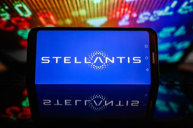 Photo illustration in Poland. In this photo illustration, a Stellantis logo is displayed on a smartphone with stock market percentages in the background. Poland Copyright: xOmarxMarquesx xSOPAxImagesx omarques_23112023_phone_tech-7
