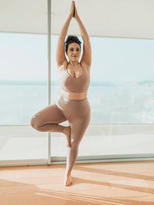 Creative Highlights Symbolbilder Smiling woman doing tree pose in yoga studio model released, Symbolfoto, MFF09410