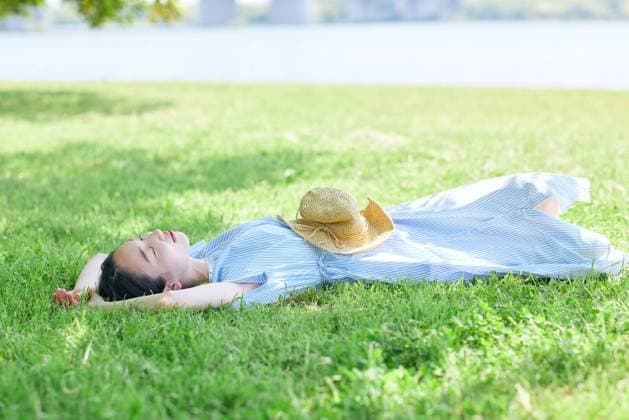 Young Japanese woman relaxing outside AFLO223022617  , 223022617.jpg, ,model released, Symbolfoto