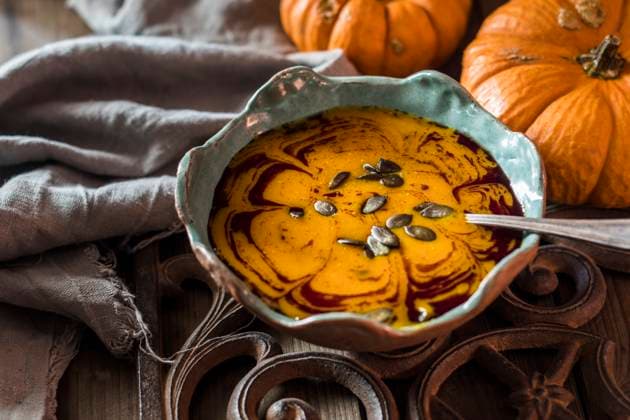 IMAGO Creative, Herbst, Wärmende Suppen und Eintöpfe Bowl of pumpkin soup with seeds, SBDF04657