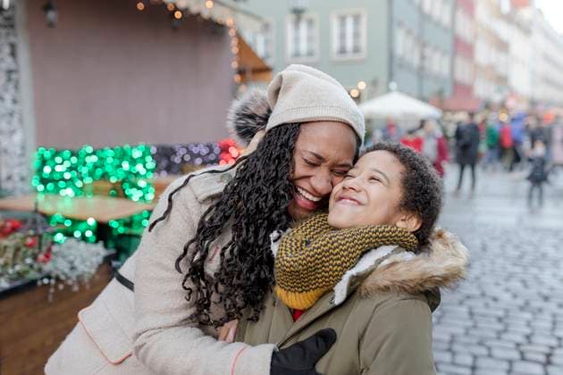 Cheerful mother hugging son at Christmas market model released, Symbolfoto, VIVF01081