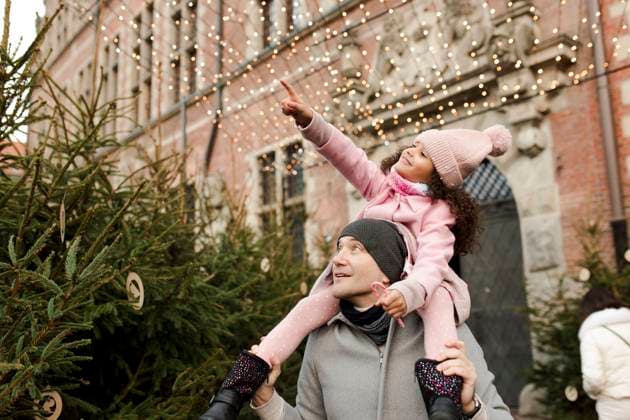 Smiling daughter gesturing and sitting on father s shoulders model released, Symbolfoto, VIVF01108