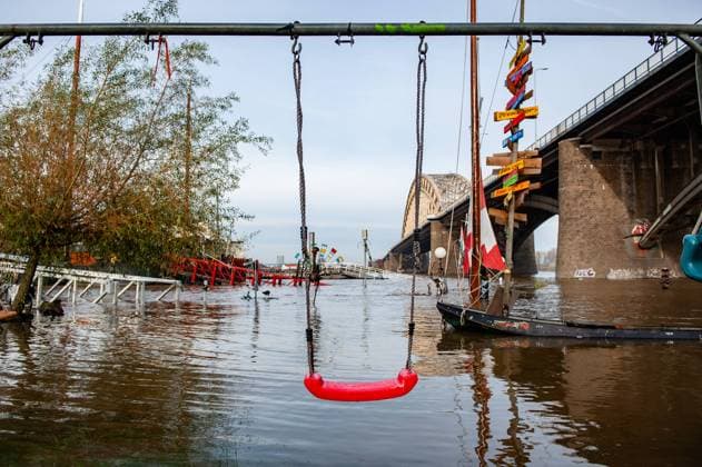 Bilder des Jahres 2023, News 11 November News Themen der Woche KW47 High Water Levels In Nijmegen, The Netherlands. The lower parts of the quay and areas around the harbor at the Waalkade in Nijmegen are currently underwater. This marks the first time in over twenty years that the water levels in the Rhine and Waal have been so high in November. The situation is ongoing in Nijmegen, Netherlands, on November 22, 2023. Nijmegen Gelderland Netherlands  Copyright: xRomyxArroyoxFernandezx originalFilename: arroyofernandez-highwate231122_npZKO.jpg