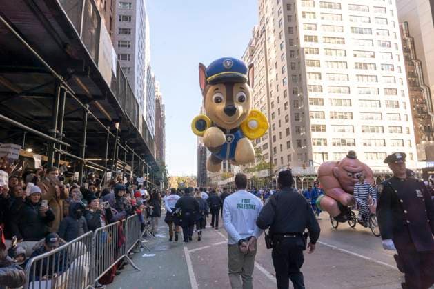 News Themen der Woche KW47 Macy s Annual Thanksgiving Day Parade Takes Place In New York City (NEW) Pro-Palestinian protesters force Macy s Thanksgiving Day Parade to stop. November 23, 2023, New York, New York, USA:Protesters under arrest are led away by NYPD police officers and the Macy s Thanksgiving Day Parade resume after a handful of pro-Palestinian protesters jumped the barricades and ran into the street along the parade route on Sixth Avenue on November 23, 2023 in New York City. (Credit: M10s TheNews2) (Foto: M10s Thenews2 imago images) Macy s Annual Thanksgiving Day Parade Takes Place In New York City  Copyright: xRonxAdarx