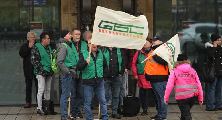 Demonstration des Deutschen Beamtenbundes (dbb) für eine Lohnerhöhung der Beschäftigten im öffentlichen Dienst. Der Protestzug, an dem sich laut dbb etwa 4.000 Menschen beteiligten, zog vom Bahnhof Dammtor durch die Stadt bis zum Millerntor auf St. Pauli. Mitglieder der Gewerkschaft Deutscher Lokomotivführer (GDL) versammeln sich. Rotherbaum Hamburg *** Demonstration by the German civil servants union dbb for a pay rise for public sector employees The protest march, in which around 4,000 people took part according to the dbb, moved from Dammtor station through the city to Millerntor in St Pauli Members of the German train drivers union GDL gather Rotherbaum Hamburg