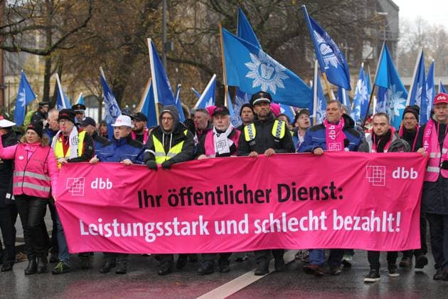 News Themen der Woche KW47 News Bilder des Tages Demonstration des Deutschen Beamtenbundes (dbb) für eine Lohnerhöhung der Beschäftigten im öffentlichen Dienst. Der Protestzug, an dem sich laut dbb etwa 4.000 Menschen beteiligten, zog vom Bahnhof Dammtor durch die Stadt bis zum Millerntor auf St. Pauli. Rotherbaum Hamburg *** Demonstration by the German civil servants association dbb for a pay rise for public sector employees The protest march, in which according to the dbb around 4,000 people took part, went from Dammtor station through the city to Millerntor in St Pauli Rotherbaum Hamburg