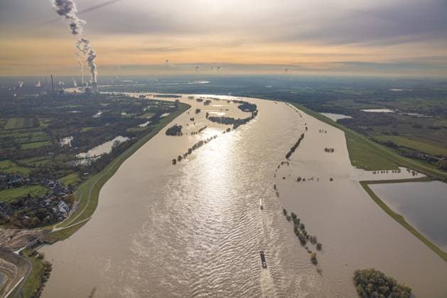 Luftbild der Hochwassersituation an der neuen Emschermündung in den Rhein.Die Hochwassermarke 23.11. liegt gegenüber Dienstag etwa 30cm niedriger. Eppinghoven, Dinslaken, Ruhrgebiet, Nordrhein-Westfalen, Deutschland !ACHTUNGxMINDESTHONORARx60xEURO! *** Aerial image of the flood situation at the new Emscher estuary into the Rhine The high water mark 23 11 is about 30 cm lower than on Tuesday Eppinghoven, Dinslaken, Ruhr area, North Rhine-Westphalia, Germany ATTENTIONxMINDESTHONORARx60xEURO
