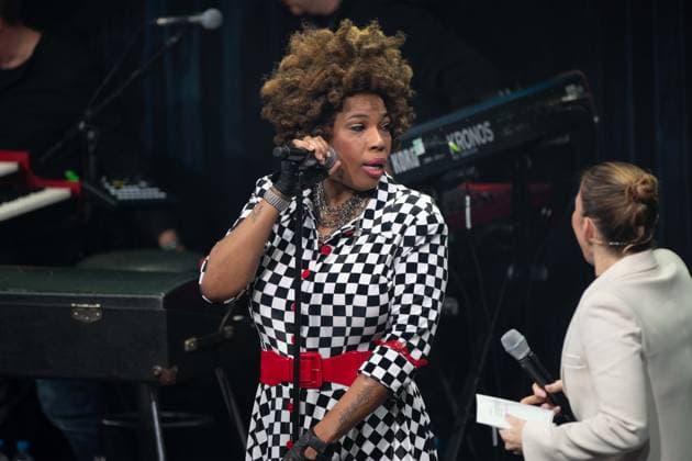 Singer Macy GRAY receives the German Sustainability Award, on the right presenter Jeannine MICHAELSEN, German Sustainability Award ceremony in Duesseldorf on 23 11 2023