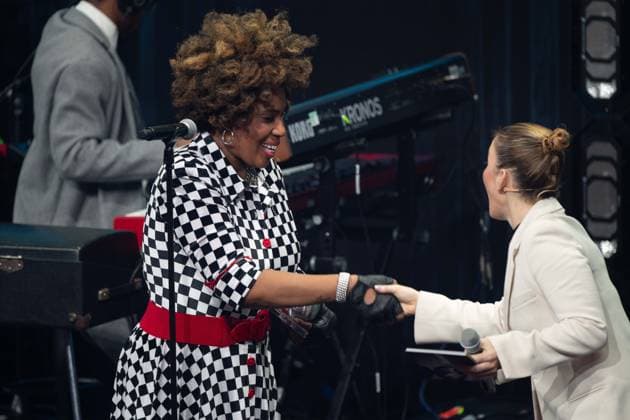Singer Macy GRAY receives the German Sustainability Award, on the right presenter Jeannine MICHAELSEN, German Sustainability Award ceremony in Duesseldorf on 23 11 2023