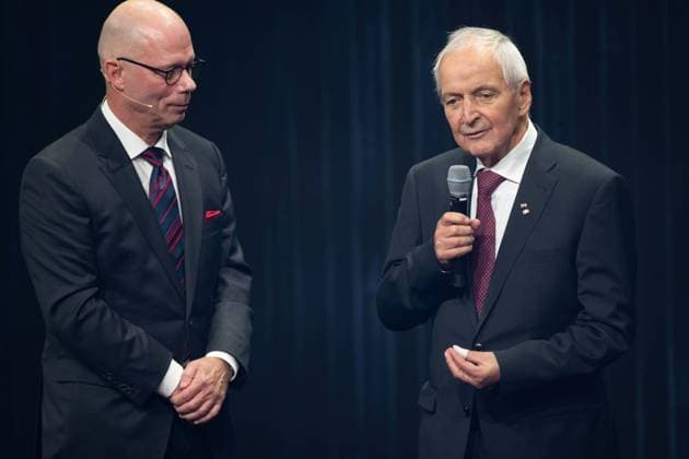 Prof. Klaus TOEPFER erhaelt den Deutschen Nachhaltigkeitspreis fuer sein Lebenswerk, links Laudator Prof. Guenther BACHMANN, Verleihung Deutscher Nachhaltigkeitspreis in Duesseldorf am 23.11.2023. *** Prof. Klaus TOEPFER receives the German Sustainability Award for his lifes work, on the left laudator Prof. Guenther BACHMANN, German Sustainability Award ceremony in Duesseldorf on 23 11 2023