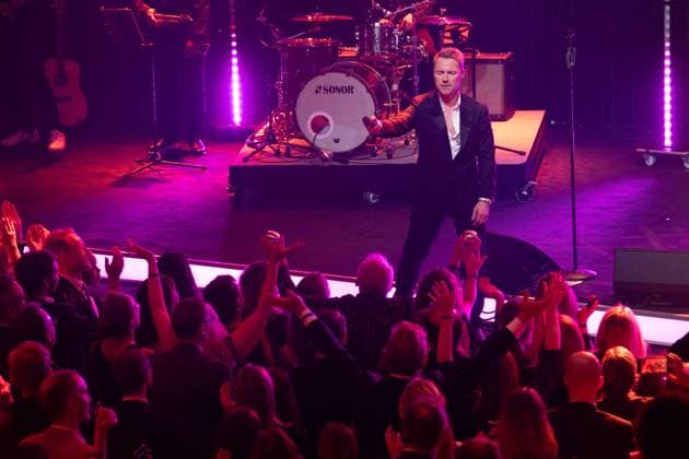 Ronan KEATING, singer, musician, receives the German Sustainability Award, singing, song, concert, German Sustainability Award ceremony in Duesseldorf on 23 11 2023
