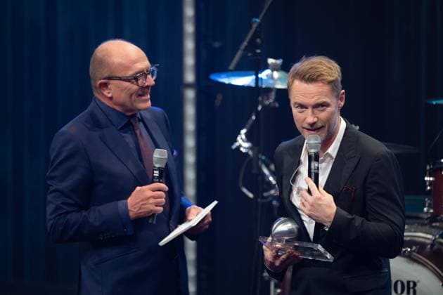 Ronan KEATING, singer, musician, receives the German Sustainability Award, Stefan SCHULZE HAUSMANN, Chairman of the Board of the German Sustainability Award Foundation , left, German Sustainability Award ceremony in Duesseldorf on 23 11 2023