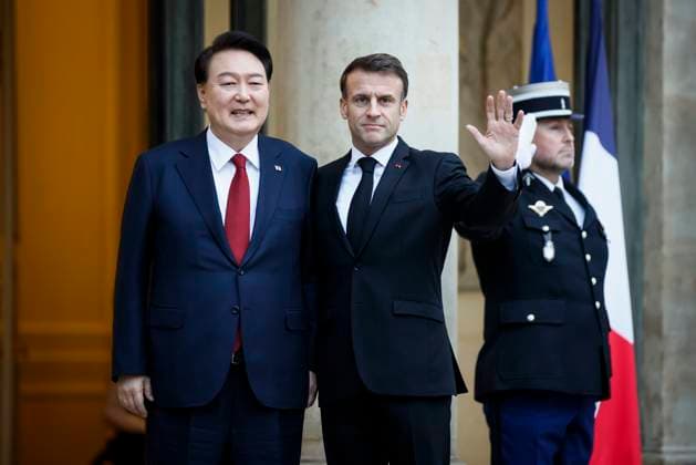 News Themen der Woche KW47 LE PRESIDENT DE LA REPUBLIQUE DE COREE A L ELYSEE Thomas Padilla MAXPPP - 24 11 2023 ; Paris, FRANCE ; LE PRESIDENT DE LA REPUBLIQUE, EMMANUEL MACRON RECOIT LE PRESIDENT DE LA REPUBLIQUE DE COREE, YOON SUK YEOL AU PALAIS DE L ELYSEE. French President, Emmanuel Macron receives South Korea s President Yoon Suk Yeol at the Elysee Palace in Paris, on November 24, 2023.  Copyright: x MAXPPPxThomasxPadillax TPA231124 018 TPA231124 018