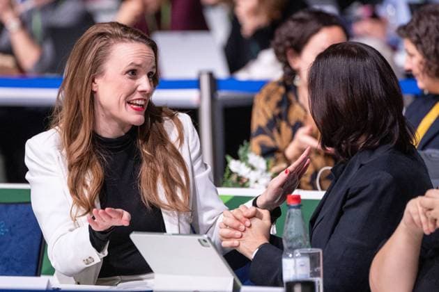 Bündnis 90 Die Grünen - 49. Ordentliche Bundesdeligiertenkonferenz 2023 in Karlsruhe - Terry Reintke, designierte Spitzenkandidatin zur Europawahl 2023 (links) im Gespräch mit mit Katrin Göring-Eckardt, Vizepräsidentin des Deutscher Bundestag;Bündnis 90 Die Grünen - 49. Ordentliche Bundesdeligiertenkonferenz 2023 in Karlsruhe - Terry Reintke, designierte Spitzenkandidatin zur Europawahl 2023 (links) im Gespräch mit mit Katrin Göring-Eckardt, Vizepräsidentin des Deutscher Bundestag, Karlsruhe Baden-Württemberg Deutschland dm-arena *** Bündnis 90 Die Grünen 49 Ordinary Federal Delegates Conference 2023 in Karlsruhe Terry Reintke, designated lead candidate for the 2023 European elections left in conversation with Katrin Göring Eck