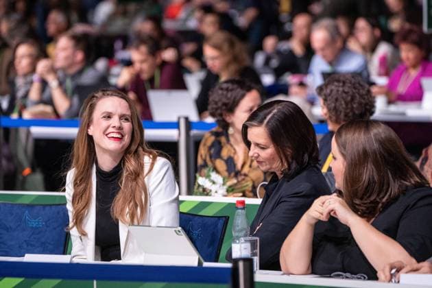 Bündnis 90 Die Grünen - 49. Ordentliche Bundesdeligiertenkonferenz 2023 in Karlsruhe - Terry Reintke, designierte Spitzenkandidatin zur Europawahl 2023 (links) im Gespräch mit mit Katrin Göring-Eckardt, Vizepräsidentin des Deutscher Bundestag und Ricarda Lang, Bundesvorsitzende (rechts);Bündnis 90 Die Grünen - 49. Ordentliche Bundesdeligiertenkonferenz 2023 in Karlsruhe - Terry Reintke, designierte Spitzenkandidatin zur Europawahl 2023 (links) im Gespräch mit mit Katrin Göring-Eckardt, Vizepräsidentin des Deutscher Bundestag und Ri, Karlsruhe Baden-Württemberg Deutschland dm-arena *** Bündnis 90 Die Grünen 49 Ordinary Federal Delegates Conference 2023 in Karlsruhe Terry Reintke, designated lead candidate for the 2023 European e