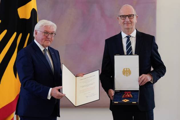 Verleihung des Verdienstordens der Bundesrepublik, Dietmar Woidke Bundespräsident Frank-Walter Steinmeier, Verleihung des Verdienstordens der Bundesrepublik Deutschland an die Ministerpräsidentin Malu Dreyer sowie die Ministerpräsidenten Winfried Kretschmann, Dietmar Woidke, Stephan Weil, Reiner Haseloff und Bodo Ramelow sowie an den Ministerpräsidenten a. D. und Bundesminister a. D. Horst Seehofer Berlin Berlin GER *** Award of the Order of Merit of the Federal Republic of Germany, Dietmar Woidke Federal President Frank Walter Steinmeier, Award of the Order of Merit of the Federal Republic of Germany to the Minister President Malu Dreyer and the Minister Presidents Winfried Kretschmann, Dietmar Woidke, Stephan Weil, Reiner Haseloff and