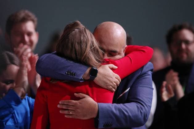 News Bilder des Tages Karlsruhe, Baden-Württemberg, Deutschland, 24.11.2023: Terry Reintke wird nach ihrer der Wahl zur Spitzenkandidatin für die Europawahl auf der 49. Bundesdelegiertenkonferenz der Partei Bündnis90 Die Grünen von Parteichef Omid Nouripour umarmt *** Karlsruhe, Baden Württemberg, Germany, 24 11 2023 Terry Reintke is hugged by party leader Omid Nouripour after her election as top candidate for the European elections at the 49th federal delegates conference of the Bündnis90 Die Grünen party Copyright: xdtsxNachrichtenagenturx dts_26348