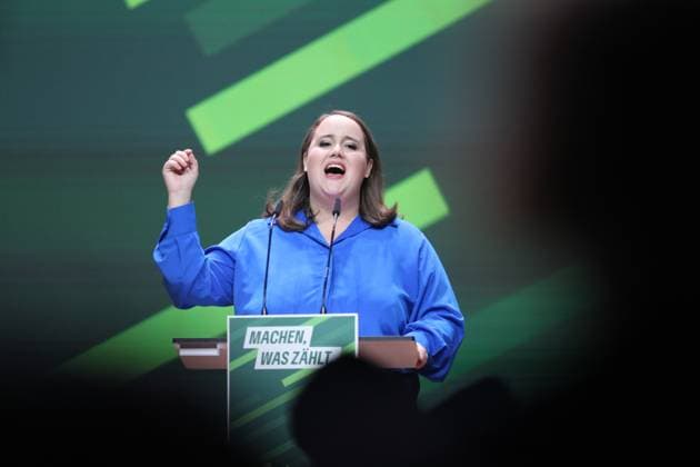 Bilder des Jahres 2023, News 11 November News Themen der Woche KW47 News Bilder des Tages Karlsruhe, Baden-Württemberg, Deutschland, 24.11.2023: Grünen-Parteichefin Ricarda Lang hält eine Rede auf der 49. Bundesdelegiertenkonferenz der Partei Bündnis90 Die Grünen *** Karlsruhe, Baden Württemberg, Germany, 24 11 2023 Green Party leader Ricarda Lang gives a speech at the 49th Federal Delegates Conference of the Bündnis90 Die Grünen party Copyright: xdtsxNachrichtenagenturx dts_26355