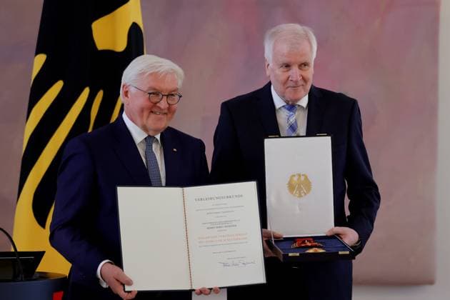 Bilder des Jahres 2023, News 11 November News Themen der Woche KW47 News Bilder des Tages Frank-Walter Steinmeier, Bundespräsident , Horst Seehofer (CSU) von 2008 bis 2018 Ministerpräsident von Bayern, Berlin, Schloss Bellevue, Ansprache von BPr Steinmeier bei der Verleihung des Verdienstordens der Bundesrepublik Deutschland an die Ministerpräsidentin Malu Dreyer sowie die Ministerpräsidenten Winfried Kretschmann, Woidke, Weil, Haseloff und Ramelow sowie an den Ministerpräsidenten a. D. und Bundesminister a. D. Seehofer *** Frank Walter Steinmeier, Federal President , Horst Seehofer CSU from 2008 to 2018 Minister President of Bavaria, Berlin, Bellevue Palace, Speech by BPr Steinmeier at the awarding of the Order of Merit of the Federal Republic of Germany to Minister President Malu Dreyer and Minister Presidents Winfried Kretsc