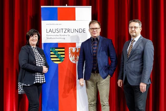 Carsten Schneider besucht Lausitzrunde in Spremberg DEU Deutschland Brandneburg Spremberg, 24.11.2023, Grosse Lausitzrunde tagt in Spremberg - Carsten Schneider, Staatsminister und Ostbeauftragter der Bundesregierung (SPD) nimmt an der Lausitzrunde im Spremberger Kino teil. Im Bild v.l.n.r. Christine Herntier (Buergemisterin von Spremberg und Sprecherin der Lausitzrunde), Staatsminister Carsten Schneider, Ralf Brehmer (Buergermeister der Gemeinde Rietschen). Die LAUSITZRUNDE ist ein kommunales Buendnis fuer Strukturentwicklung der brandenburgischen und saechsischen Lausitz. *** Carsten Schneider visits Lusatia Round Table in Spremberg DEU Germany Brandneburg Spremberg, 24 11 2023, Great Lusatia Round Table meets in Spremberg Carsten Schneid AF_Lausitzrunde_65888