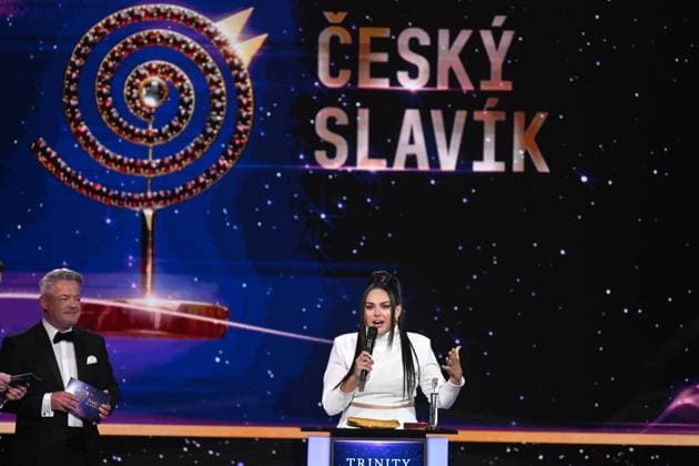 Polish-Czech singer Ewa Farna won the female singer category of the Czech Nightingale music poll in Prague, Czech Republic, November 24, 2023. On the left, moderator Ales Hama. (CTKxPhoto MichaelaxRihova) CTKPhotoP2023112407470  CTKPhotoP2023112407470