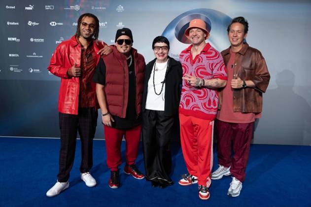 CULCHA CANDELA, music group, band, with their manager Teresa PIEJEK, red carpet, red carpet show, arrival, German Sustainability Award ceremony in Duesseldorf on 24 11 2023