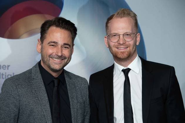 Dennis WILMS, presenter, accompanist Paul FALK, musician, red carpet, red carpet show, arrival, arrival, German Sustainability Award ceremony in Duesseldorf on 24 11 2023