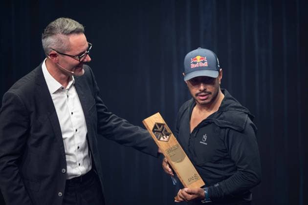 The mountaineer Nirmal PURJA receives the ISPO Award, the head of ISP, Tobias GROEBER, Gröber, congratulates, German Sustainability Award ceremony in Duesseldorf on 24 11 2023