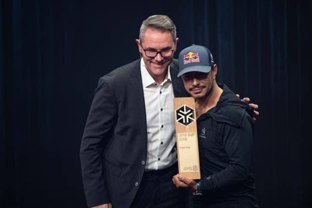 Der Bergsteiger Nirmal PURJA erhaelt den ISPO-Award, der Leiter der ISP, Tobias GROEBER, Gröber, gratuliert, Verleihung Deutscher Nachhaltigkeitspreis in Duesseldorf am 24.11.2023. *** The mountaineer Nirmal PURJA receives the ISPO Award, the head of ISP, Tobias GROEBER, Gröber, congratulates, German Sustainability Award ceremony in Duesseldorf on 24 11 2023