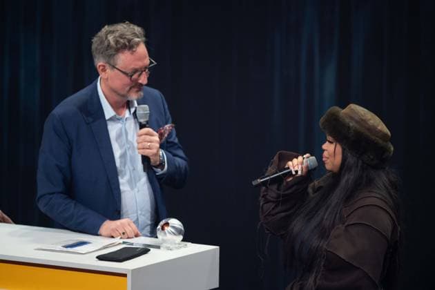 Singer Zoe WEES receives the German Sustainability Award, here with laudator Eckart von HIRSCHHAUSEN, German Sustainability Award ceremony in Duesseldorf on 24 11 2023