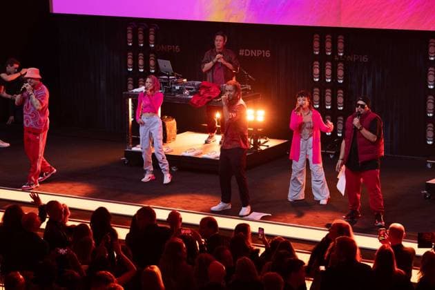 Band CULCHA CANDELA, singing, concert, German Sustainability Award ceremony in Duesseldorf on 24 11 2023