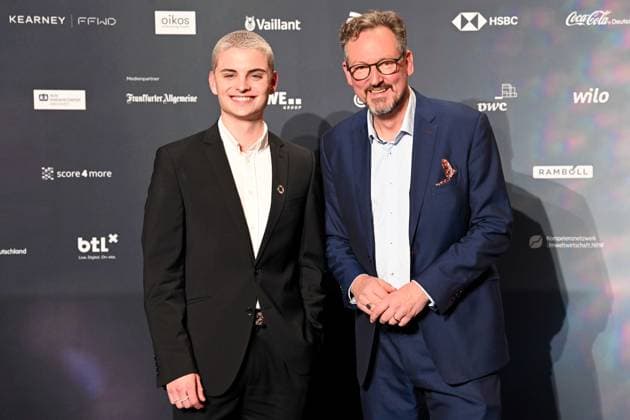 German Sustainability Award 2023 on 24 11 2023 at the Maritim Hotel in Düsseldorf Fabian Grischkat presenter , left and Dr. Eckart von Hirschhausen German doctor and TV presenter xJFx