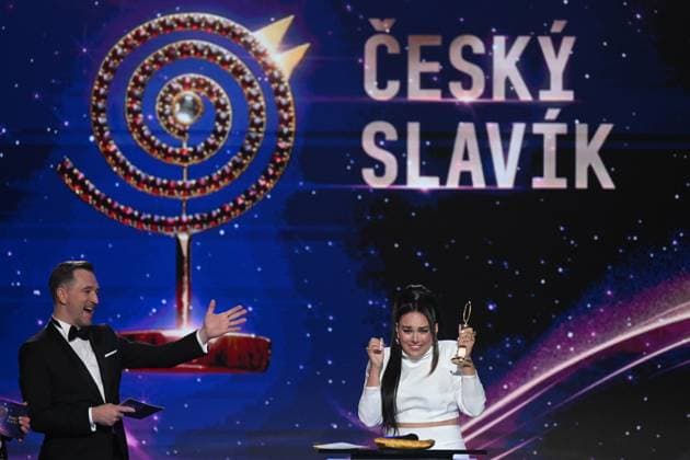 Polish-Czech singer Ewa Farna became absolute winner of the Czech Nightingale pop music poll, in Prague, Czech Republic, November 24, 2023. On the left side is seen moderator Ondrej Sokol. (CTKxPhoto MichaelaxRihova) CTKPhotoP2023112408653  CTKPhotoP2023112408653