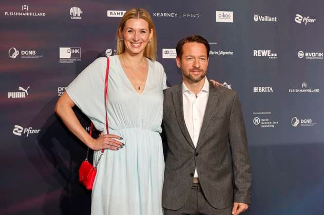 Andrea Gerhard with partner David Wehle at the presentation of the 16 German Sustainability Award 2023 at the Maritim Hotel Düsseldorf, 24 11 2023 Foto:xR.xSchmiegeltx xFuturexImagex nachhaltigkeitspreis_3195