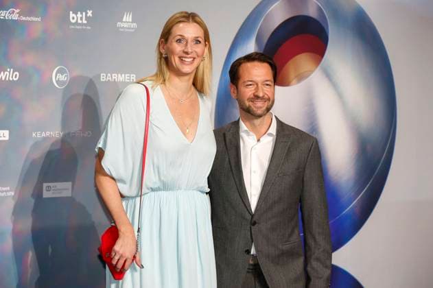 Andrea Gerhard with partner David Wehle at the presentation of the 16 German Sustainability Award 2023 at the Maritim Hotel Düsseldorf, 24 11 2023 Foto:xR.xSchmiegeltx xFuturexImagex nachhaltigkeitspreis_3197