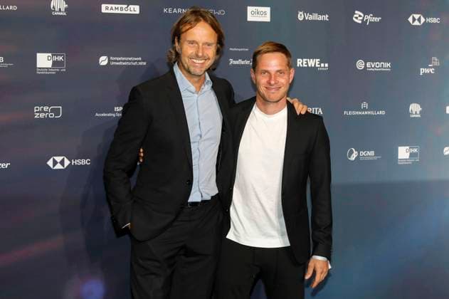 Sebastian Steudtner and guest at the presentation of the 16 German Sustainability Award 2023 at the Maritim Hotel Düsseldorf, 24 11 2023 Foto:xR.xSchmiegeltx xFuturexImagex nachhaltigkeitspreis_3202
