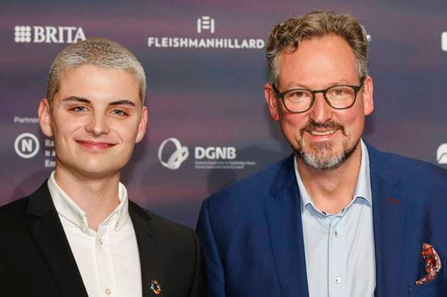 Fabian Grischkat and Eckart von Hirschhausen at the presentation of the 16 German Sustainability Award 2023 at the Maritim Hotel Düsseldorf, 24 11 2023 Foto:xR.xSchmiegeltx xFuturexImagex nachhaltigkeitspreis_3210