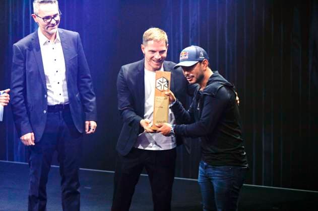 Guest, Sebastian Steudtner and Nirmal Purja at the presentation of the 16 German Sustainability Award 2023 at the Maritim Hotel Düsseldorf, 24 11 2023 Foto:xR.xSchmiegeltx xFuturexImagex nachhaltigkeitspreis_3234