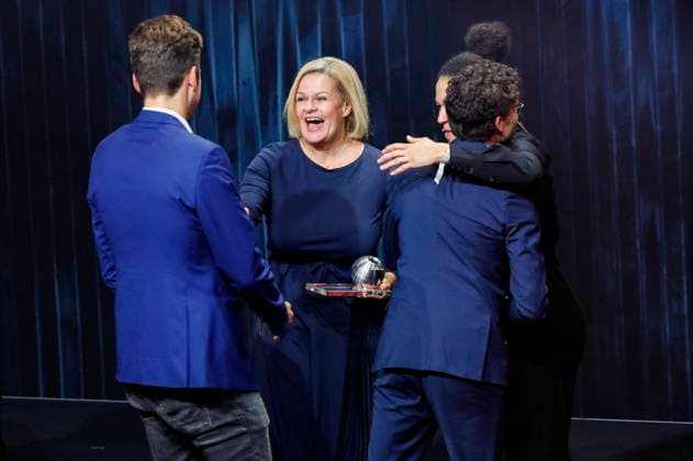 Stefan Schulze Hausmann, Nancy Faeser and Celia Sasic with award winners at the presentation of the 16 German Sustainability Award 2023 at the Maritim Hotel Düsseldorf, 24 11 2023 Foto:xR.xSchmiegeltx xFuturexImagex nachhaltigkeitspreis_3252