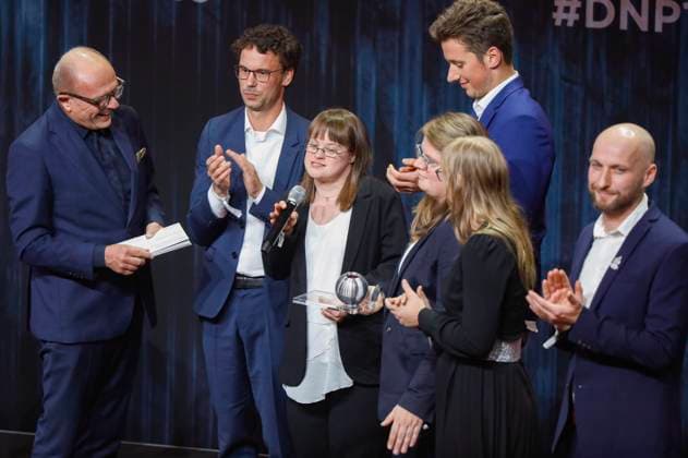 Stefan Schulze Hausmann with award winners at the presentation of the 16 German Sustainability Award 2023 at the Maritim Hotel Düsseldorf, 24 11 2023 Foto:xR.xSchmiegeltx xFuturexImagex nachhaltigkeitspreis_3256