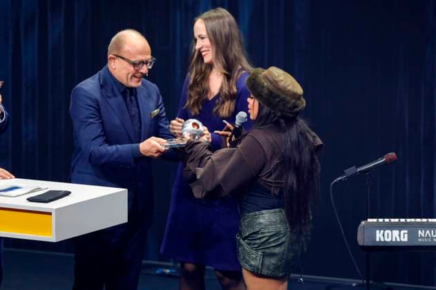 Stefan Schulze Hausmann and Zoe Wees at the presentation of the 16 German Sustainability Award 2023 at the Maritim Hotel Düsseldorf, 24 11 2023 Foto:xR.xSchmiegeltx xFuturexImagex nachhaltigkeitspreis_3274