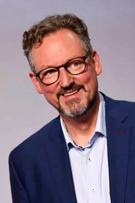 Presenter Dr Eckart von Hirschhausen at the 16th German Sustainability Award 2023 at the Maritim Hotel Düsseldorf For the 16th time, pioneers of sustainability will be honored together with the Federal Government and other partners at the Düsseldorf Martim Hotel The winners of the Business, Copyright: xChristophxHardtx