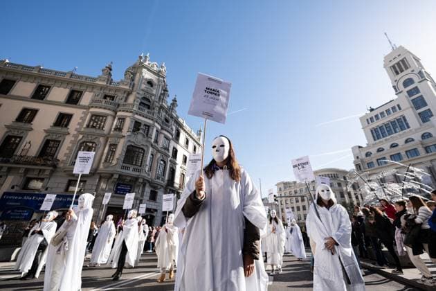 Bilder des Jahres 2023, News 11 November News Themen der Woche KW47 News Bilder des Tages International Day against Violence against Women - Madrid Dozens of people carry signs with the names of women murdered by male violence during a demonstration for 25N, November 25, 2023, in Madrid, Spain. This march has been called by the Madrid Forum Against Violence Against Women (Foro 25N), which has organized it every year since 1997 on the occasion of the International Day for the Elimination of Violence Against Women, under the slogan Citizen Unity and response to institutional violence . The aim of this march is to call for the unity of society against male violence and to demand that the public authorities act more effectively and in a more decisive manner . November 25 was chosen in 1999 by the UN to commemorate the assassinat  Copyright: xEuropaxPress ABACAx
