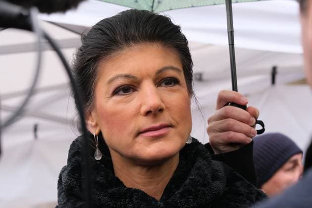 25.11.2023, Berlin, DEU Demonstration vor dem Brandenburger Tor. Sahra Wagenknecht auf dem Weg zu ihrer Rede auf der Friedensdemonstration *** 25 11 2023, Berlin, DEU Demonstration in front of the Brandenburg Gate Sahra Wagenknecht on the way to her speech at the peace demonstration