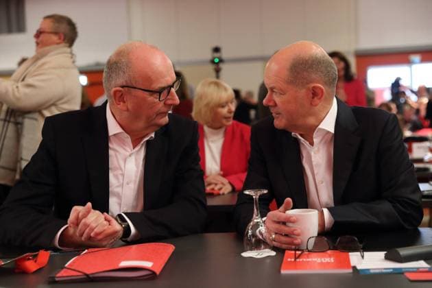 Ministerpräsident Dietmar Woidke (SPD) und Bundeskanzler Olaf Scholz (SPD), v.l., unterhalten sich vor Beginn auf dem Landesparteitag der SPD Brandenburg in Schönefeld, 25. November 2023. Landesparteitag der SPD Brandenburg *** Minister President Dietmar Woidke SPD and Federal Chancellor Olaf Scholz SPD , from left, talk before the start of the Brandenburg SPD state party conference in Schönefeld, November 25, 2023 Brandenburg SPD state party conference