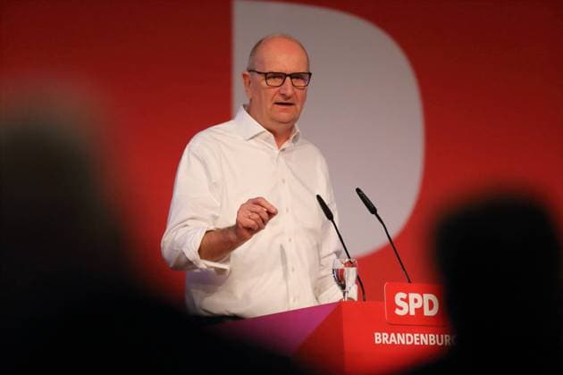Ministerpräsident Dietmar Woidke (SPD) spricht auf dem Landesparteitag der SPD Brandenburg in Schönefeld, 25. November 2023. Landesparteitag der SPD Brandenburg *** Minister President Dietmar Woidke SPD speaks at the Brandenburg SPD state party conference in Schönefeld, November 25, 2023 Brandenburg SPD state party conference