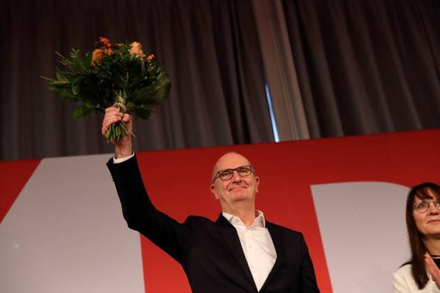 News Themen der Woche KW47 Ministerpräsident Dietmar Woidke (SPD) mit Blumen nach seiner Wiederwahl zum Landesvorsitzenden auf dem Landesparteitag der SPD Brandenburg in Schönefeld, 25. November 2023. Landesparteitag der SPD Brandenburg *** Minister President Dietmar Woidke SPD with flowers after his re-election as state chairman at the state party conference of the SPD Brandenburg in Schönefeld, November 25, 2023 State party conference of the SPD Brandenburg