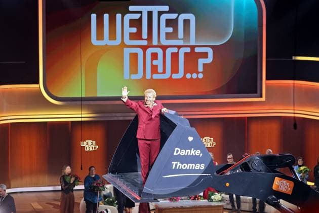 Bilder des Jahres 2023, Entertainment 11 November Entertainment Themen der Woche KW47 ZDF - Wetten, dass...? Fernsehmoderator Thomas Gottschalk während letzten ZDF - Fernsehshow Wetten , dass...? am 25.11.2023 live aus der Messehalle Offenburg. 20231125SBK0087 *** ZDF Wetten , dass TV presenter Thomas Gottschalk during the last ZDF TV show Wetten , dass on 25 11 2023 live from the Offenburg exhibition hall 20231125SBK0087